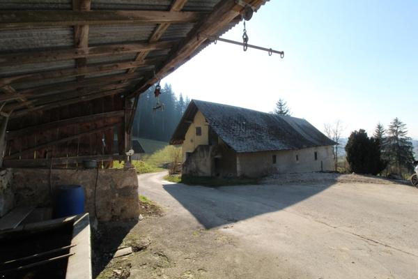 Véritable Maison Savoyarde avec deux dépendances au sein d'un petit hameau près du lac d'Aiguebelette (73610) avec terrain de 1900m²