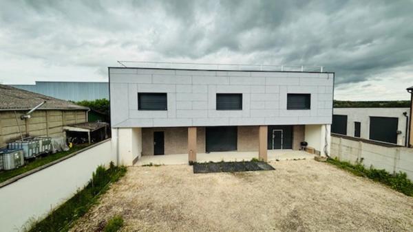 À Meaux – Espace, fonctionnalité et confort ! Entrepôt de 326 m² sur deux niveaux avec bureaux + maison de 85 m² (2 chambres ou bureaux). Parfait pour allier activité professionnelle et habitation.