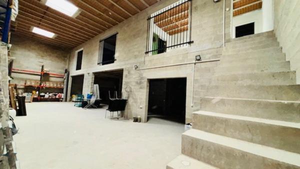 À Meaux – Espace, fonctionnalité et confort ! Entrepôt de 326 m² sur deux niveaux avec bureaux + maison de 85 m² (2 chambres ou bureaux). Parfait pour allier activité professionnelle et habitation.