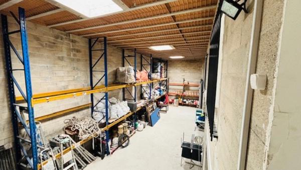 À Meaux – Espace, fonctionnalité et confort ! Entrepôt de 326 m² sur deux niveaux avec bureaux + maison de 85 m² (2 chambres ou bureaux). Parfait pour allier activité professionnelle et habitation.