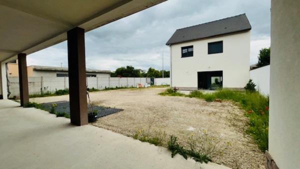 À Meaux – Espace, fonctionnalité et confort ! Entrepôt de 326 m² sur deux niveaux avec bureaux + maison de 85 m² (2 chambres ou bureaux). Parfait pour allier activité professionnelle et habitation.