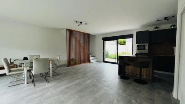 À Meaux – Espace, fonctionnalité et confort ! Entrepôt de 326 m² sur deux niveaux avec bureaux + maison de 85 m² (2 chambres ou bureaux). Parfait pour allier activité professionnelle et habitation.