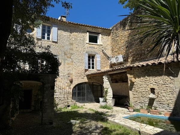 Pujaut (30131) Maison de village avec bassin