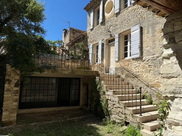 Pujaut (30131) Maison de village avec bassin