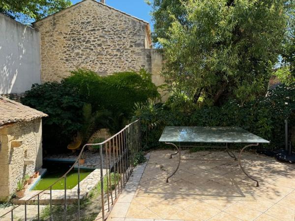 Pujaut (30131) Maison de village avec bassin