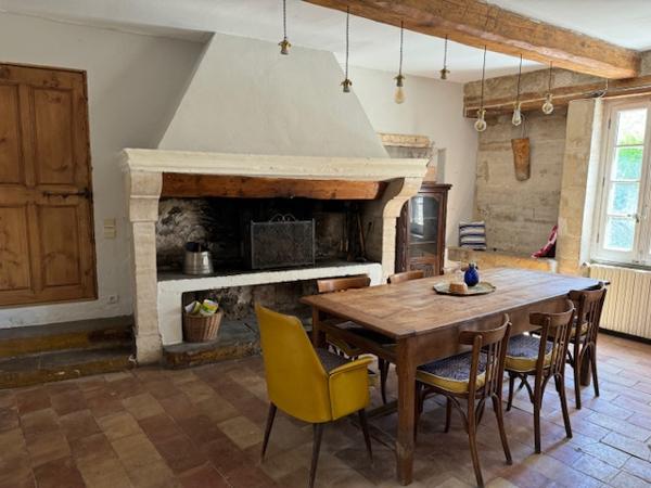 Pujaut (30131) Maison de village avec bassin