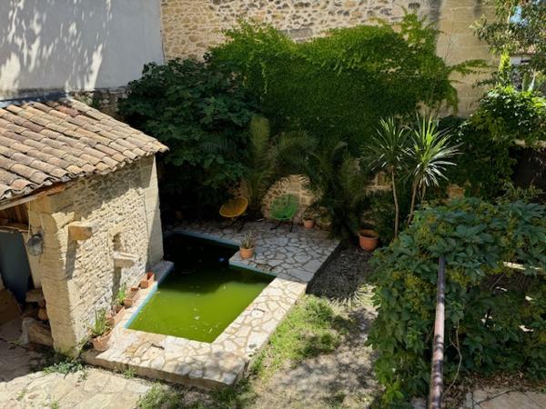 Pujaut (30131) Maison de village avec bassin