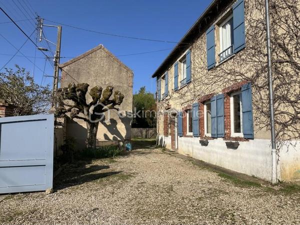 Cette maison pleine de charme offre de beaux volumes, un beau jardin et des prestations appréciables pour un confort de vie optimal.

🏡 Au rez-de-chaussée :
Une cuisine aménagée et équipée, fonctionnelle et conviviale

Un salon chaleureux agrémenté d’un poêle à bois, idéal pour les soirées d’hiver

Une salle à manger lumineuse

Un bureau donnant directement sur l’extérieur, parfait pour le télétravail

Un WC indépendant

🛏️ À l’étage :
Une grande chambre parentale avec sa salle d’eau privative

Une salle de bain indépendante avec 1 WC

Une chambre supplémentaire

Une pièce palière pouvant servir d’espace détente

Une pièce attenante à aménager selon vos besoins : bureau, chambre, dressing…

🌳 Extérieur & dépendances :
Un terrain clos de 1150 m², idéal pour les enfants, le potager ou les moments de détente

Une magnifique et grande cave voûtée

💡 Les atouts de la maison :
Fenêtres en double vitrage

Toiture refaite en 2010

Fibre optique installée

Portail motorisé pour plus de confort

Maison bien entretenue, prête à accueillir ses nouveaux propriétaires