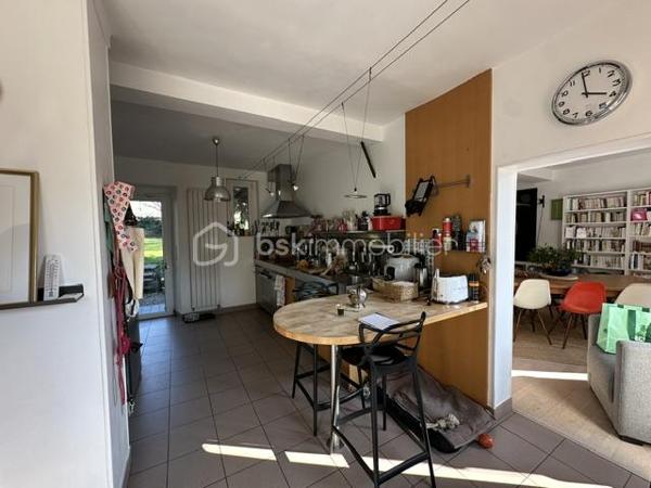 Cette maison pleine de charme offre de beaux volumes, un beau jardin et des prestations appréciables pour un confort de vie optimal.

🏡 Au rez-de-chaussée :
Une cuisine aménagée et équipée, fonctionnelle et conviviale

Un salon chaleureux agrémenté d’un poêle à bois, idéal pour les soirées d’hiver

Une salle à manger lumineuse

Un bureau donnant directement sur l’extérieur, parfait pour le télétravail

Un WC indépendant

🛏️ À l’étage :
Une grande chambre parentale avec sa salle d’eau privative

Une salle de bain indépendante avec 1 WC

Une chambre supplémentaire

Une pièce palière pouvant servir d’espace détente

Une pièce attenante à aménager selon vos besoins : bureau, chambre, dressing…

🌳 Extérieur & dépendances :
Un terrain clos de 1150 m², idéal pour les enfants, le potager ou les moments de détente

Une magnifique et grande cave voûtée

💡 Les atouts de la maison :
Fenêtres en double vitrage

Toiture refaite en 2010

Fibre optique installée

Portail motorisé pour plus de confort

Maison bien entretenue, prête à accueillir ses nouveaux propriétaires