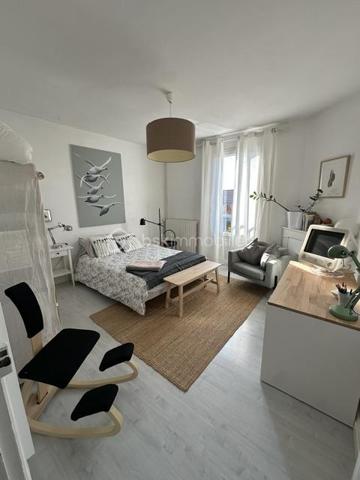 Cette maison pleine de charme offre de beaux volumes, un beau jardin et des prestations appréciables pour un confort de vie optimal.

🏡 Au rez-de-chaussée :
Une cuisine aménagée et équipée, fonctionnelle et conviviale

Un salon chaleureux agrémenté d’un poêle à bois, idéal pour les soirées d’hiver

Une salle à manger lumineuse

Un bureau donnant directement sur l’extérieur, parfait pour le télétravail

Un WC indépendant

🛏️ À l’étage :
Une grande chambre parentale avec sa salle d’eau privative

Une salle de bain indépendante avec 1 WC

Une chambre supplémentaire

Une pièce palière pouvant servir d’espace détente

Une pièce attenante à aménager selon vos besoins : bureau, chambre, dressing…

🌳 Extérieur & dépendances :
Un terrain clos de 1150 m², idéal pour les enfants, le potager ou les moments de détente

Une magnifique et grande cave voûtée

💡 Les atouts de la maison :
Fenêtres en double vitrage

Toiture refaite en 2010

Fibre optique installée

Portail motorisé pour plus de confort

Maison bien entretenue, prête à accueillir ses nouveaux propriétaires