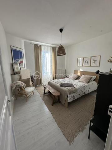 Cette maison pleine de charme offre de beaux volumes, un beau jardin et des prestations appréciables pour un confort de vie optimal.

🏡 Au rez-de-chaussée :
Une cuisine aménagée et équipée, fonctionnelle et conviviale

Un salon chaleureux agrémenté d’un poêle à bois, idéal pour les soirées d’hiver

Une salle à manger lumineuse

Un bureau donnant directement sur l’extérieur, parfait pour le télétravail

Un WC indépendant

🛏️ À l’étage :
Une grande chambre parentale avec sa salle d’eau privative

Une salle de bain indépendante avec 1 WC

Une chambre supplémentaire

Une pièce palière pouvant servir d’espace détente

Une pièce attenante à aménager selon vos besoins : bureau, chambre, dressing…

🌳 Extérieur & dépendances :
Un terrain clos de 1150 m², idéal pour les enfants, le potager ou les moments de détente

Une magnifique et grande cave voûtée

💡 Les atouts de la maison :
Fenêtres en double vitrage

Toiture refaite en 2010

Fibre optique installée

Portail motorisé pour plus de confort

Maison bien entretenue, prête à accueillir ses nouveaux propriétaires