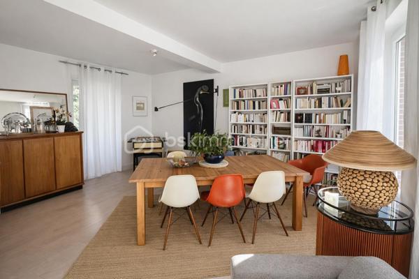 Cette maison pleine de charme offre de beaux volumes, un beau jardin et des prestations appréciables pour un confort de vie optimal.

🏡 Au rez-de-chaussée :
Une cuisine aménagée et équipée, fonctionnelle et conviviale

Un salon chaleureux agrémenté d’un poêle à bois, idéal pour les soirées d’hiver

Une salle à manger lumineuse

Un bureau donnant directement sur l’extérieur, parfait pour le télétravail

Un WC indépendant

🛏️ À l’étage :
Une grande chambre parentale avec sa salle d’eau privative

Une salle de bain indépendante avec 1 WC

Une chambre supplémentaire

Une pièce palière pouvant servir d’espace détente

Une pièce attenante à aménager selon vos besoins : bureau, chambre, dressing…

🌳 Extérieur & dépendances :
Un terrain clos de 1150 m², idéal pour les enfants, le potager ou les moments de détente

Une magnifique et grande cave voûtée

💡 Les atouts de la maison :
Fenêtres en double vitrage

Toiture refaite en 2010

Fibre optique installée

Portail motorisé pour plus de confort

Maison bien entretenue, prête à accueillir ses nouveaux propriétaires