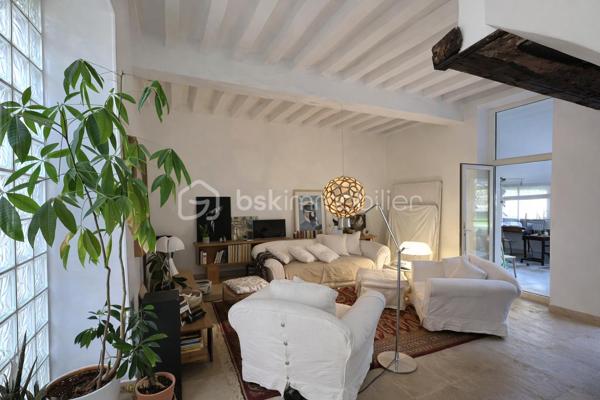 Cette maison pleine de charme offre de beaux volumes, un beau jardin et des prestations appréciables pour un confort de vie optimal.

🏡 Au rez-de-chaussée :
Une cuisine aménagée et équipée, fonctionnelle et conviviale

Un salon chaleureux agrémenté d’un poêle à bois, idéal pour les soirées d’hiver

Une salle à manger lumineuse

Un bureau donnant directement sur l’extérieur, parfait pour le télétravail

Un WC indépendant

🛏️ À l’étage :
Une grande chambre parentale avec sa salle d’eau privative

Une salle de bain indépendante avec 1 WC

Une chambre supplémentaire

Une pièce palière pouvant servir d’espace détente

Une pièce attenante à aménager selon vos besoins : bureau, chambre, dressing…

🌳 Extérieur & dépendances :
Un terrain clos de 1150 m², idéal pour les enfants, le potager ou les moments de détente

Une magnifique et grande cave voûtée

💡 Les atouts de la maison :
Fenêtres en double vitrage

Toiture refaite en 2010

Fibre optique installée

Portail motorisé pour plus de confort

Maison bien entretenue, prête à accueillir ses nouveaux propriétaires