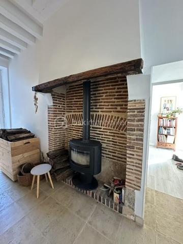 Cette maison pleine de charme offre de beaux volumes, un beau jardin et des prestations appréciables pour un confort de vie optimal.

🏡 Au rez-de-chaussée :
Une cuisine aménagée et équipée, fonctionnelle et conviviale

Un salon chaleureux agrémenté d’un poêle à bois, idéal pour les soirées d’hiver

Une salle à manger lumineuse

Un bureau donnant directement sur l’extérieur, parfait pour le télétravail

Un WC indépendant

🛏️ À l’étage :
Une grande chambre parentale avec sa salle d’eau privative

Une salle de bain indépendante avec 1 WC

Une chambre supplémentaire

Une pièce palière pouvant servir d’espace détente

Une pièce attenante à aménager selon vos besoins : bureau, chambre, dressing…

🌳 Extérieur & dépendances :
Un terrain clos de 1150 m², idéal pour les enfants, le potager ou les moments de détente

Une magnifique et grande cave voûtée

💡 Les atouts de la maison :
Fenêtres en double vitrage

Toiture refaite en 2010

Fibre optique installée

Portail motorisé pour plus de confort

Maison bien entretenue, prête à accueillir ses nouveaux propriétaires
