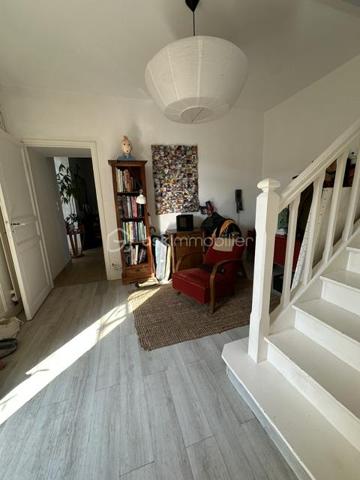 Cette maison pleine de charme offre de beaux volumes, un beau jardin et des prestations appréciables pour un confort de vie optimal.

🏡 Au rez-de-chaussée :
Une cuisine aménagée et équipée, fonctionnelle et conviviale

Un salon chaleureux agrémenté d’un poêle à bois, idéal pour les soirées d’hiver

Une salle à manger lumineuse

Un bureau donnant directement sur l’extérieur, parfait pour le télétravail

Un WC indépendant

🛏️ À l’étage :
Une grande chambre parentale avec sa salle d’eau privative

Une salle de bain indépendante avec 1 WC

Une chambre supplémentaire

Une pièce palière pouvant servir d’espace détente

Une pièce attenante à aménager selon vos besoins : bureau, chambre, dressing…

🌳 Extérieur & dépendances :
Un terrain clos de 1150 m², idéal pour les enfants, le potager ou les moments de détente

Une magnifique et grande cave voûtée

💡 Les atouts de la maison :
Fenêtres en double vitrage

Toiture refaite en 2010

Fibre optique installée

Portail motorisé pour plus de confort

Maison bien entretenue, prête à accueillir ses nouveaux propriétaires