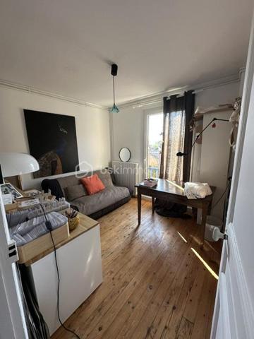 Cette maison pleine de charme offre de beaux volumes, un beau jardin et des prestations appréciables pour un confort de vie optimal.

🏡 Au rez-de-chaussée :
Une cuisine aménagée et équipée, fonctionnelle et conviviale

Un salon chaleureux agrémenté d’un poêle à bois, idéal pour les soirées d’hiver

Une salle à manger lumineuse

Un bureau donnant directement sur l’extérieur, parfait pour le télétravail

Un WC indépendant

🛏️ À l’étage :
Une grande chambre parentale avec sa salle d’eau privative

Une salle de bain indépendante avec 1 WC

Une chambre supplémentaire

Une pièce palière pouvant servir d’espace détente

Une pièce attenante à aménager selon vos besoins : bureau, chambre, dressing…

🌳 Extérieur & dépendances :
Un terrain clos de 1150 m², idéal pour les enfants, le potager ou les moments de détente

Une magnifique et grande cave voûtée

💡 Les atouts de la maison :
Fenêtres en double vitrage

Toiture refaite en 2010

Fibre optique installée

Portail motorisé pour plus de confort

Maison bien entretenue, prête à accueillir ses nouveaux propriétaires