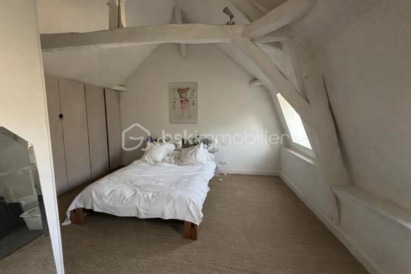 Cette maison pleine de charme offre de beaux volumes, un beau jardin et des prestations appréciables pour un confort de vie optimal.

🏡 Au rez-de-chaussée :
Une cuisine aménagée et équipée, fonctionnelle et conviviale

Un salon chaleureux agrémenté d’un poêle à bois, idéal pour les soirées d’hiver

Une salle à manger lumineuse

Un bureau donnant directement sur l’extérieur, parfait pour le télétravail

Un WC indépendant

🛏️ À l’étage :
Une grande chambre parentale avec sa salle d’eau privative

Une salle de bain indépendante avec 1 WC

Une chambre supplémentaire

Une pièce palière pouvant servir d’espace détente

Une pièce attenante à aménager selon vos besoins : bureau, chambre, dressing…

🌳 Extérieur & dépendances :
Un terrain clos de 1150 m², idéal pour les enfants, le potager ou les moments de détente

Une magnifique et grande cave voûtée

💡 Les atouts de la maison :
Fenêtres en double vitrage

Toiture refaite en 2010

Fibre optique installée

Portail motorisé pour plus de confort

Maison bien entretenue, prête à accueillir ses nouveaux propriétaires