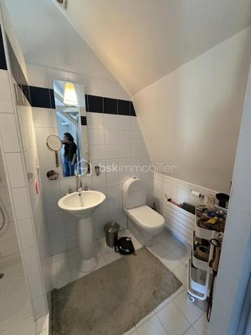 Cette maison pleine de charme offre de beaux volumes, un beau jardin et des prestations appréciables pour un confort de vie optimal.

🏡 Au rez-de-chaussée :
Une cuisine aménagée et équipée, fonctionnelle et conviviale

Un salon chaleureux agrémenté d’un poêle à bois, idéal pour les soirées d’hiver

Une salle à manger lumineuse

Un bureau donnant directement sur l’extérieur, parfait pour le télétravail

Un WC indépendant

🛏️ À l’étage :
Une grande chambre parentale avec sa salle d’eau privative

Une salle de bain indépendante avec 1 WC

Une chambre supplémentaire

Une pièce palière pouvant servir d’espace détente

Une pièce attenante à aménager selon vos besoins : bureau, chambre, dressing…

🌳 Extérieur & dépendances :
Un terrain clos de 1150 m², idéal pour les enfants, le potager ou les moments de détente

Une magnifique et grande cave voûtée

💡 Les atouts de la maison :
Fenêtres en double vitrage

Toiture refaite en 2010

Fibre optique installée

Portail motorisé pour plus de confort

Maison bien entretenue, prête à accueillir ses nouveaux propriétaires