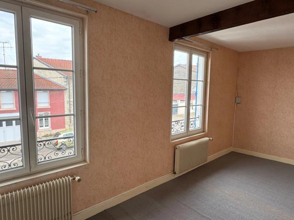 BELLE MAISON DE VILLAGE AVEC DÉPENDANCES ET JARDINET