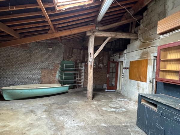 BELLE MAISON DE VILLAGE AVEC DÉPENDANCES ET JARDINET