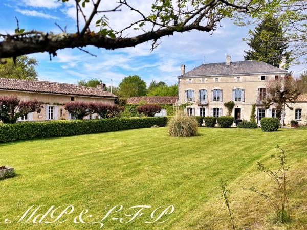 Maison bourgeoise avec jardin et piscine à vendre MONTGUYON (17)