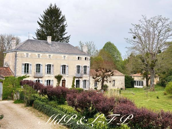 Maison bourgeoise avec jardin et piscine à vendre MONTGUYON (17)