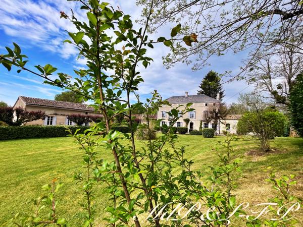 Maison bourgeoise avec jardin et piscine à vendre MONTGUYON (17)