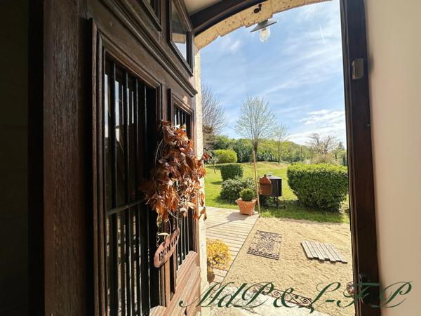 Maison bourgeoise avec jardin et piscine à vendre MONTGUYON (17)
