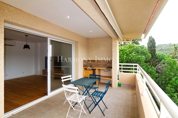 Bel aperçu mer pour cet appartement de grand standing au dernier étage.