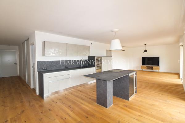 Bel aperçu mer pour cet appartement de grand standing au dernier étage.