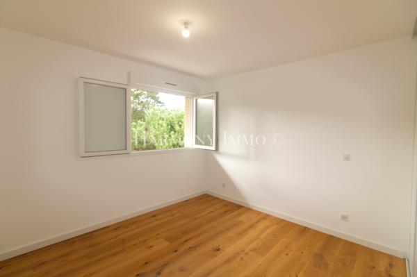 Bel aperçu mer pour cet appartement de grand standing au dernier étage.