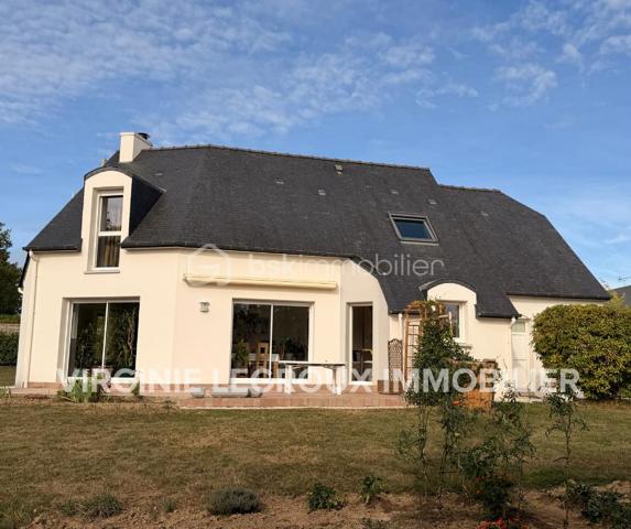 Vous recherchez une maison sur la commune de PORT-BRILLET, une maison de 4 chambres dans laquelle vous n'aurez qu'à défaire vos cartons et profiter ? Lisez la suite j'ai peut-être cela.... 
Située dans un lotissement calme, cette maison de 2008 très bien entretenue par ses propriétaires offre un beau potentiel à ses futurs acquéreurs.
Nous n'aimez pas entrer directement sur la pièce de vie ? Dans cette maison, nous commencerons la visite par une entrée de 4m2 avec placard. 
Le dégagement donne accès au salon-séjour lumineux de 36m2. Pratique, une des baies est à galandage permettant ainsi un accès total à la terrasse sans vis à vis. La cuisine aménagée et équipée est ouverte, elle fait 11m2 et donne accès à la buanderie et au garage. 
Nous poursuivrons la visite du rez-de-chaussée avec un wc séparé et une chambre de 12m2 et une salle d'eau de 5m2. 
Direction ensuite l'étage, une mezzanine de 11m2 pouvant servir de bureau, de coin lecture ou de coin jeux distribue quant à elle, un deuxième wc séparé, une salle de bain de 7m2, une chambre de 12m2, une autre de 13m2. Et la quatrième chambre me direz vous ? Pour la découvrir, il faudra retourner au rez de chaussée... et oui elle est accessible aujourd'hui par la buanderie avec possibilité de créer un accès par l'étage. 
Idéale pou un ado ou encore pour en faire son bureau ou une salle de sport, elle fait 12m2 et un cellier est attenant. 
Toutes les menuiseries sont en double vitrage avec volets roulants et volet solaire sur les velux. 
Le mode de chauffage principal est un poêle à bois et la maison est équipée également d'un plancher chauffant au rez-de-chaussée et radiateurs à l'étage.  La consommation électrique est de 75€/mois. 
La toiture est en ardoises naturelles. L'isolation des combles a été faite en 2024. La taxe foncière est de 900€. Tous les enrobés devant la maison ont été réalisés. 
Coté jardin, vous pourrez profitez en toute tranquillité d'une parcelle de plus de 1000m2 sans aucun vis à vis. La terrasse est équipée d'un store banne électrique. 
Alors, cette maison semble correspondre à plusieurs de vos critères de recherche ? Appelez-moi pour plus de renseignements et peut-être fixer une visite !
Sans oublier que la commune de Port-Brillet propose à ses habitants :  boulangerie, coiffeurs, supérette, opticien, fleuriste, esthéticienne, kiné, médecin, ostéopathe, opticienne, infirmières etc...  mais aussi une école publique maternelle et primaire ainsi qu'un collège. 
Et très pratique, une gare SNCF dessert quotidiennement l'axe Rennes-Paris !