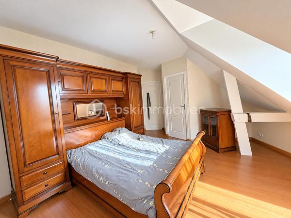 Vous recherchez une maison sur la commune de PORT-BRILLET, une maison de 4 chambres dans laquelle vous n'aurez qu'à défaire vos cartons et profiter ? Lisez la suite j'ai peut-être cela.... 
Située dans un lotissement calme, cette maison de 2008 très bien entretenue par ses propriétaires offre un beau potentiel à ses futurs acquéreurs.
Nous n'aimez pas entrer directement sur la pièce de vie ? Dans cette maison, nous commencerons la visite par une entrée de 4m2 avec placard. 
Le dégagement donne accès au salon-séjour lumineux de 36m2. Pratique, une des baies est à galandage permettant ainsi un accès total à la terrasse sans vis à vis. La cuisine aménagée et équipée est ouverte, elle fait 11m2 et donne accès à la buanderie et au garage. 
Nous poursuivrons la visite du rez-de-chaussée avec un wc séparé et une chambre de 12m2 et une salle d'eau de 5m2. 
Direction ensuite l'étage, une mezzanine de 11m2 pouvant servir de bureau, de coin lecture ou de coin jeux distribue quant à elle, un deuxième wc séparé, une salle de bain de 7m2, une chambre de 12m2, une autre de 13m2. Et la quatrième chambre me direz vous ? Pour la découvrir, il faudra retourner au rez de chaussée... et oui elle est accessible aujourd'hui par la buanderie avec possibilité de créer un accès par l'étage. 
Idéale pou un ado ou encore pour en faire son bureau ou une salle de sport, elle fait 12m2 et un cellier est attenant. 
Toutes les menuiseries sont en double vitrage avec volets roulants et volet solaire sur les velux. 
Le mode de chauffage principal est un poêle à bois et la maison est équipée également d'un plancher chauffant au rez-de-chaussée et radiateurs à l'étage.  La consommation électrique est de 75€/mois. 
La toiture est en ardoises naturelles. L'isolation des combles a été faite en 2024. La taxe foncière est de 900€. Tous les enrobés devant la maison ont été réalisés. 
Coté jardin, vous pourrez profitez en toute tranquillité d'une parcelle de plus de 1000m2 sans aucun vis à vis. La terrasse est équipée d'un store banne électrique. 
Alors, cette maison semble correspondre à plusieurs de vos critères de recherche ? Appelez-moi pour plus de renseignements et peut-être fixer une visite !
Sans oublier que la commune de Port-Brillet propose à ses habitants :  boulangerie, coiffeurs, supérette, opticien, fleuriste, esthéticienne, kiné, médecin, ostéopathe, opticienne, infirmières etc...  mais aussi une école publique maternelle et primaire ainsi qu'un collège. 
Et très pratique, une gare SNCF dessert quotidiennement l'axe Rennes-Paris !