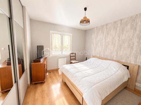 Vous recherchez une maison sur la commune de PORT-BRILLET, une maison de 4 chambres dans laquelle vous n'aurez qu'à défaire vos cartons et profiter ? Lisez la suite j'ai peut-être cela.... 
Située dans un lotissement calme, cette maison de 2008 très bien entretenue par ses propriétaires offre un beau potentiel à ses futurs acquéreurs.
Nous n'aimez pas entrer directement sur la pièce de vie ? Dans cette maison, nous commencerons la visite par une entrée de 4m2 avec placard. 
Le dégagement donne accès au salon-séjour lumineux de 36m2. Pratique, une des baies est à galandage permettant ainsi un accès total à la terrasse sans vis à vis. La cuisine aménagée et équipée est ouverte, elle fait 11m2 et donne accès à la buanderie et au garage. 
Nous poursuivrons la visite du rez-de-chaussée avec un wc séparé et une chambre de 12m2 et une salle d'eau de 5m2. 
Direction ensuite l'étage, une mezzanine de 11m2 pouvant servir de bureau, de coin lecture ou de coin jeux distribue quant à elle, un deuxième wc séparé, une salle de bain de 7m2, une chambre de 12m2, une autre de 13m2. Et la quatrième chambre me direz vous ? Pour la découvrir, il faudra retourner au rez de chaussée... et oui elle est accessible aujourd'hui par la buanderie avec possibilité de créer un accès par l'étage. 
Idéale pou un ado ou encore pour en faire son bureau ou une salle de sport, elle fait 12m2 et un cellier est attenant. 
Toutes les menuiseries sont en double vitrage avec volets roulants et volet solaire sur les velux. 
Le mode de chauffage principal est un poêle à bois et la maison est équipée également d'un plancher chauffant au rez-de-chaussée et radiateurs à l'étage.  La consommation électrique est de 75€/mois. 
La toiture est en ardoises naturelles. L'isolation des combles a été faite en 2024. La taxe foncière est de 900€. Tous les enrobés devant la maison ont été réalisés. 
Coté jardin, vous pourrez profitez en toute tranquillité d'une parcelle de plus de 1000m2 sans aucun vis à vis. La terrasse est équipée d'un store banne électrique. 
Alors, cette maison semble correspondre à plusieurs de vos critères de recherche ? Appelez-moi pour plus de renseignements et peut-être fixer une visite !
Sans oublier que la commune de Port-Brillet propose à ses habitants :  boulangerie, coiffeurs, supérette, opticien, fleuriste, esthéticienne, kiné, médecin, ostéopathe, opticienne, infirmières etc...  mais aussi une école publique maternelle et primaire ainsi qu'un collège. 
Et très pratique, une gare SNCF dessert quotidiennement l'axe Rennes-Paris !