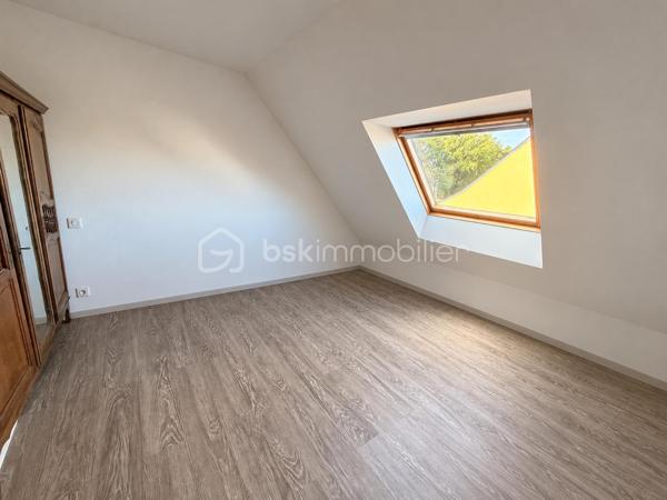 Vous recherchez une maison sur la commune de PORT-BRILLET, une maison de 4 chambres dans laquelle vous n'aurez qu'à défaire vos cartons et profiter ? Lisez la suite j'ai peut-être cela.... 
Située dans un lotissement calme, cette maison de 2008 très bien entretenue par ses propriétaires offre un beau potentiel à ses futurs acquéreurs.
Nous n'aimez pas entrer directement sur la pièce de vie ? Dans cette maison, nous commencerons la visite par une entrée de 4m2 avec placard. 
Le dégagement donne accès au salon-séjour lumineux de 36m2. Pratique, une des baies est à galandage permettant ainsi un accès total à la terrasse sans vis à vis. La cuisine aménagée et équipée est ouverte, elle fait 11m2 et donne accès à la buanderie et au garage. 
Nous poursuivrons la visite du rez-de-chaussée avec un wc séparé et une chambre de 12m2 et une salle d'eau de 5m2. 
Direction ensuite l'étage, une mezzanine de 11m2 pouvant servir de bureau, de coin lecture ou de coin jeux distribue quant à elle, un deuxième wc séparé, une salle de bain de 7m2, une chambre de 12m2, une autre de 13m2. Et la quatrième chambre me direz vous ? Pour la découvrir, il faudra retourner au rez de chaussée... et oui elle est accessible aujourd'hui par la buanderie avec possibilité de créer un accès par l'étage. 
Idéale pou un ado ou encore pour en faire son bureau ou une salle de sport, elle fait 12m2 et un cellier est attenant. 
Toutes les menuiseries sont en double vitrage avec volets roulants et volet solaire sur les velux. 
Le mode de chauffage principal est un poêle à bois et la maison est équipée également d'un plancher chauffant au rez-de-chaussée et radiateurs à l'étage.  La consommation électrique est de 75€/mois. 
La toiture est en ardoises naturelles. L'isolation des combles a été faite en 2024. La taxe foncière est de 900€. Tous les enrobés devant la maison ont été réalisés. 
Coté jardin, vous pourrez profitez en toute tranquillité d'une parcelle de plus de 1000m2 sans aucun vis à vis. La terrasse est équipée d'un store banne électrique. 
Alors, cette maison semble correspondre à plusieurs de vos critères de recherche ? Appelez-moi pour plus de renseignements et peut-être fixer une visite !
Sans oublier que la commune de Port-Brillet propose à ses habitants :  boulangerie, coiffeurs, supérette, opticien, fleuriste, esthéticienne, kiné, médecin, ostéopathe, opticienne, infirmières etc...  mais aussi une école publique maternelle et primaire ainsi qu'un collège. 
Et très pratique, une gare SNCF dessert quotidiennement l'axe Rennes-Paris !