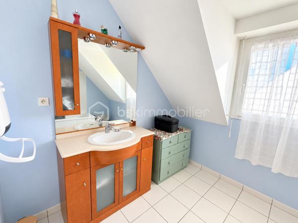 Vous recherchez une maison sur la commune de PORT-BRILLET, une maison de 4 chambres dans laquelle vous n'aurez qu'à défaire vos cartons et profiter ? Lisez la suite j'ai peut-être cela.... 
Située dans un lotissement calme, cette maison de 2008 très bien entretenue par ses propriétaires offre un beau potentiel à ses futurs acquéreurs.
Nous n'aimez pas entrer directement sur la pièce de vie ? Dans cette maison, nous commencerons la visite par une entrée de 4m2 avec placard. 
Le dégagement donne accès au salon-séjour lumineux de 36m2. Pratique, une des baies est à galandage permettant ainsi un accès total à la terrasse sans vis à vis. La cuisine aménagée et équipée est ouverte, elle fait 11m2 et donne accès à la buanderie et au garage. 
Nous poursuivrons la visite du rez-de-chaussée avec un wc séparé et une chambre de 12m2 et une salle d'eau de 5m2. 
Direction ensuite l'étage, une mezzanine de 11m2 pouvant servir de bureau, de coin lecture ou de coin jeux distribue quant à elle, un deuxième wc séparé, une salle de bain de 7m2, une chambre de 12m2, une autre de 13m2. Et la quatrième chambre me direz vous ? Pour la découvrir, il faudra retourner au rez de chaussée... et oui elle est accessible aujourd'hui par la buanderie avec possibilité de créer un accès par l'étage. 
Idéale pou un ado ou encore pour en faire son bureau ou une salle de sport, elle fait 12m2 et un cellier est attenant. 
Toutes les menuiseries sont en double vitrage avec volets roulants et volet solaire sur les velux. 
Le mode de chauffage principal est un poêle à bois et la maison est équipée également d'un plancher chauffant au rez-de-chaussée et radiateurs à l'étage.  La consommation électrique est de 75€/mois. 
La toiture est en ardoises naturelles. L'isolation des combles a été faite en 2024. La taxe foncière est de 900€. Tous les enrobés devant la maison ont été réalisés. 
Coté jardin, vous pourrez profitez en toute tranquillité d'une parcelle de plus de 1000m2 sans aucun vis à vis. La terrasse est équipée d'un store banne électrique. 
Alors, cette maison semble correspondre à plusieurs de vos critères de recherche ? Appelez-moi pour plus de renseignements et peut-être fixer une visite !
Sans oublier que la commune de Port-Brillet propose à ses habitants :  boulangerie, coiffeurs, supérette, opticien, fleuriste, esthéticienne, kiné, médecin, ostéopathe, opticienne, infirmières etc...  mais aussi une école publique maternelle et primaire ainsi qu'un collège. 
Et très pratique, une gare SNCF dessert quotidiennement l'axe Rennes-Paris !
