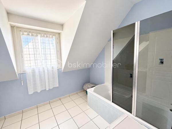Vous recherchez une maison sur la commune de PORT-BRILLET, une maison de 4 chambres dans laquelle vous n'aurez qu'à défaire vos cartons et profiter ? Lisez la suite j'ai peut-être cela.... 
Située dans un lotissement calme, cette maison de 2008 très bien entretenue par ses propriétaires offre un beau potentiel à ses futurs acquéreurs.
Nous n'aimez pas entrer directement sur la pièce de vie ? Dans cette maison, nous commencerons la visite par une entrée de 4m2 avec placard. 
Le dégagement donne accès au salon-séjour lumineux de 36m2. Pratique, une des baies est à galandage permettant ainsi un accès total à la terrasse sans vis à vis. La cuisine aménagée et équipée est ouverte, elle fait 11m2 et donne accès à la buanderie et au garage. 
Nous poursuivrons la visite du rez-de-chaussée avec un wc séparé et une chambre de 12m2 et une salle d'eau de 5m2. 
Direction ensuite l'étage, une mezzanine de 11m2 pouvant servir de bureau, de coin lecture ou de coin jeux distribue quant à elle, un deuxième wc séparé, une salle de bain de 7m2, une chambre de 12m2, une autre de 13m2. Et la quatrième chambre me direz vous ? Pour la découvrir, il faudra retourner au rez de chaussée... et oui elle est accessible aujourd'hui par la buanderie avec possibilité de créer un accès par l'étage. 
Idéale pou un ado ou encore pour en faire son bureau ou une salle de sport, elle fait 12m2 et un cellier est attenant. 
Toutes les menuiseries sont en double vitrage avec volets roulants et volet solaire sur les velux. 
Le mode de chauffage principal est un poêle à bois et la maison est équipée également d'un plancher chauffant au rez-de-chaussée et radiateurs à l'étage.  La consommation électrique est de 75€/mois. 
La toiture est en ardoises naturelles. L'isolation des combles a été faite en 2024. La taxe foncière est de 900€. Tous les enrobés devant la maison ont été réalisés. 
Coté jardin, vous pourrez profitez en toute tranquillité d'une parcelle de plus de 1000m2 sans aucun vis à vis. La terrasse est équipée d'un store banne électrique. 
Alors, cette maison semble correspondre à plusieurs de vos critères de recherche ? Appelez-moi pour plus de renseignements et peut-être fixer une visite !
Sans oublier que la commune de Port-Brillet propose à ses habitants :  boulangerie, coiffeurs, supérette, opticien, fleuriste, esthéticienne, kiné, médecin, ostéopathe, opticienne, infirmières etc...  mais aussi une école publique maternelle et primaire ainsi qu'un collège. 
Et très pratique, une gare SNCF dessert quotidiennement l'axe Rennes-Paris !