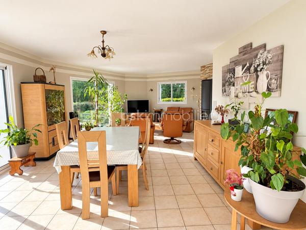 Vous recherchez une maison sur la commune de PORT-BRILLET, une maison de 4 chambres dans laquelle vous n'aurez qu'à défaire vos cartons et profiter ? Lisez la suite j'ai peut-être cela.... 
Située dans un lotissement calme, cette maison de 2008 très bien entretenue par ses propriétaires offre un beau potentiel à ses futurs acquéreurs.
Nous n'aimez pas entrer directement sur la pièce de vie ? Dans cette maison, nous commencerons la visite par une entrée de 4m2 avec placard. 
Le dégagement donne accès au salon-séjour lumineux de 36m2. Pratique, une des baies est à galandage permettant ainsi un accès total à la terrasse sans vis à vis. La cuisine aménagée et équipée est ouverte, elle fait 11m2 et donne accès à la buanderie et au garage. 
Nous poursuivrons la visite du rez-de-chaussée avec un wc séparé et une chambre de 12m2 et une salle d'eau de 5m2. 
Direction ensuite l'étage, une mezzanine de 11m2 pouvant servir de bureau, de coin lecture ou de coin jeux distribue quant à elle, un deuxième wc séparé, une salle de bain de 7m2, une chambre de 12m2, une autre de 13m2. Et la quatrième chambre me direz vous ? Pour la découvrir, il faudra retourner au rez de chaussée... et oui elle est accessible aujourd'hui par la buanderie avec possibilité de créer un accès par l'étage. 
Idéale pou un ado ou encore pour en faire son bureau ou une salle de sport, elle fait 12m2 et un cellier est attenant. 
Toutes les menuiseries sont en double vitrage avec volets roulants et volet solaire sur les velux. 
Le mode de chauffage principal est un poêle à bois et la maison est équipée également d'un plancher chauffant au rez-de-chaussée et radiateurs à l'étage.  La consommation électrique est de 75€/mois. 
La toiture est en ardoises naturelles. L'isolation des combles a été faite en 2024. La taxe foncière est de 900€. Tous les enrobés devant la maison ont été réalisés. 
Coté jardin, vous pourrez profitez en toute tranquillité d'une parcelle de plus de 1000m2 sans aucun vis à vis. La terrasse est équipée d'un store banne électrique. 
Alors, cette maison semble correspondre à plusieurs de vos critères de recherche ? Appelez-moi pour plus de renseignements et peut-être fixer une visite !
Sans oublier que la commune de Port-Brillet propose à ses habitants :  boulangerie, coiffeurs, supérette, opticien, fleuriste, esthéticienne, kiné, médecin, ostéopathe, opticienne, infirmières etc...  mais aussi une école publique maternelle et primaire ainsi qu'un collège. 
Et très pratique, une gare SNCF dessert quotidiennement l'axe Rennes-Paris !
