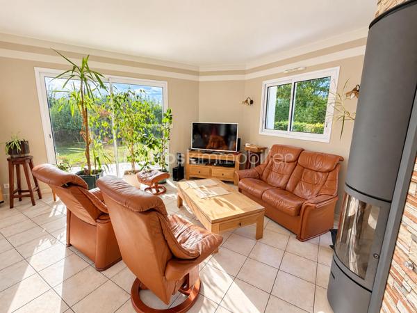 Vous recherchez une maison sur la commune de PORT-BRILLET, une maison de 4 chambres dans laquelle vous n'aurez qu'à défaire vos cartons et profiter ? Lisez la suite j'ai peut-être cela.... 
Située dans un lotissement calme, cette maison de 2008 très bien entretenue par ses propriétaires offre un beau potentiel à ses futurs acquéreurs.
Nous n'aimez pas entrer directement sur la pièce de vie ? Dans cette maison, nous commencerons la visite par une entrée de 4m2 avec placard. 
Le dégagement donne accès au salon-séjour lumineux de 36m2. Pratique, une des baies est à galandage permettant ainsi un accès total à la terrasse sans vis à vis. La cuisine aménagée et équipée est ouverte, elle fait 11m2 et donne accès à la buanderie et au garage. 
Nous poursuivrons la visite du rez-de-chaussée avec un wc séparé et une chambre de 12m2 et une salle d'eau de 5m2. 
Direction ensuite l'étage, une mezzanine de 11m2 pouvant servir de bureau, de coin lecture ou de coin jeux distribue quant à elle, un deuxième wc séparé, une salle de bain de 7m2, une chambre de 12m2, une autre de 13m2. Et la quatrième chambre me direz vous ? Pour la découvrir, il faudra retourner au rez de chaussée... et oui elle est accessible aujourd'hui par la buanderie avec possibilité de créer un accès par l'étage. 
Idéale pou un ado ou encore pour en faire son bureau ou une salle de sport, elle fait 12m2 et un cellier est attenant. 
Toutes les menuiseries sont en double vitrage avec volets roulants et volet solaire sur les velux. 
Le mode de chauffage principal est un poêle à bois et la maison est équipée également d'un plancher chauffant au rez-de-chaussée et radiateurs à l'étage.  La consommation électrique est de 75€/mois. 
La toiture est en ardoises naturelles. L'isolation des combles a été faite en 2024. La taxe foncière est de 900€. Tous les enrobés devant la maison ont été réalisés. 
Coté jardin, vous pourrez profitez en toute tranquillité d'une parcelle de plus de 1000m2 sans aucun vis à vis. La terrasse est équipée d'un store banne électrique. 
Alors, cette maison semble correspondre à plusieurs de vos critères de recherche ? Appelez-moi pour plus de renseignements et peut-être fixer une visite !
Sans oublier que la commune de Port-Brillet propose à ses habitants :  boulangerie, coiffeurs, supérette, opticien, fleuriste, esthéticienne, kiné, médecin, ostéopathe, opticienne, infirmières etc...  mais aussi une école publique maternelle et primaire ainsi qu'un collège. 
Et très pratique, une gare SNCF dessert quotidiennement l'axe Rennes-Paris !