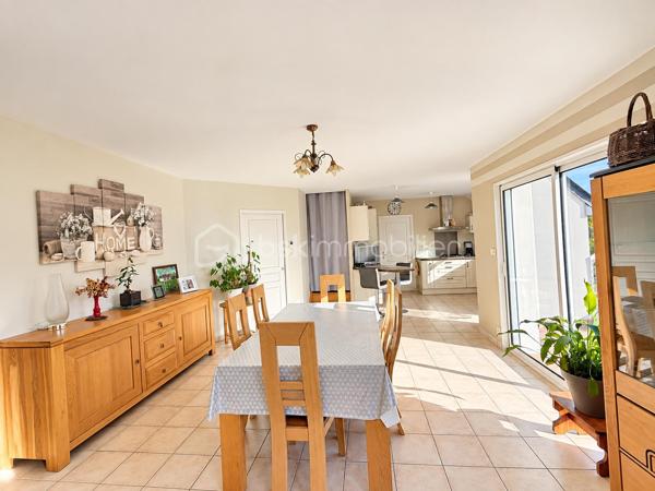 Vous recherchez une maison sur la commune de PORT-BRILLET, une maison de 4 chambres dans laquelle vous n'aurez qu'à défaire vos cartons et profiter ? Lisez la suite j'ai peut-être cela.... 
Située dans un lotissement calme, cette maison de 2008 très bien entretenue par ses propriétaires offre un beau potentiel à ses futurs acquéreurs.
Nous n'aimez pas entrer directement sur la pièce de vie ? Dans cette maison, nous commencerons la visite par une entrée de 4m2 avec placard. 
Le dégagement donne accès au salon-séjour lumineux de 36m2. Pratique, une des baies est à galandage permettant ainsi un accès total à la terrasse sans vis à vis. La cuisine aménagée et équipée est ouverte, elle fait 11m2 et donne accès à la buanderie et au garage. 
Nous poursuivrons la visite du rez-de-chaussée avec un wc séparé et une chambre de 12m2 et une salle d'eau de 5m2. 
Direction ensuite l'étage, une mezzanine de 11m2 pouvant servir de bureau, de coin lecture ou de coin jeux distribue quant à elle, un deuxième wc séparé, une salle de bain de 7m2, une chambre de 12m2, une autre de 13m2. Et la quatrième chambre me direz vous ? Pour la découvrir, il faudra retourner au rez de chaussée... et oui elle est accessible aujourd'hui par la buanderie avec possibilité de créer un accès par l'étage. 
Idéale pou un ado ou encore pour en faire son bureau ou une salle de sport, elle fait 12m2 et un cellier est attenant. 
Toutes les menuiseries sont en double vitrage avec volets roulants et volet solaire sur les velux. 
Le mode de chauffage principal est un poêle à bois et la maison est équipée également d'un plancher chauffant au rez-de-chaussée et radiateurs à l'étage.  La consommation électrique est de 75€/mois. 
La toiture est en ardoises naturelles. L'isolation des combles a été faite en 2024. La taxe foncière est de 900€. Tous les enrobés devant la maison ont été réalisés. 
Coté jardin, vous pourrez profitez en toute tranquillité d'une parcelle de plus de 1000m2 sans aucun vis à vis. La terrasse est équipée d'un store banne électrique. 
Alors, cette maison semble correspondre à plusieurs de vos critères de recherche ? Appelez-moi pour plus de renseignements et peut-être fixer une visite !
Sans oublier que la commune de Port-Brillet propose à ses habitants :  boulangerie, coiffeurs, supérette, opticien, fleuriste, esthéticienne, kiné, médecin, ostéopathe, opticienne, infirmières etc...  mais aussi une école publique maternelle et primaire ainsi qu'un collège. 
Et très pratique, une gare SNCF dessert quotidiennement l'axe Rennes-Paris !