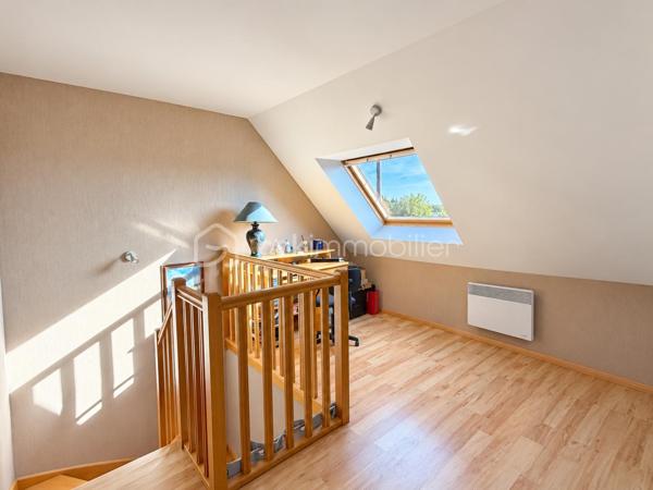 Vous recherchez une maison sur la commune de PORT-BRILLET, une maison de 4 chambres dans laquelle vous n'aurez qu'à défaire vos cartons et profiter ? Lisez la suite j'ai peut-être cela.... 
Située dans un lotissement calme, cette maison de 2008 très bien entretenue par ses propriétaires offre un beau potentiel à ses futurs acquéreurs.
Nous n'aimez pas entrer directement sur la pièce de vie ? Dans cette maison, nous commencerons la visite par une entrée de 4m2 avec placard. 
Le dégagement donne accès au salon-séjour lumineux de 36m2. Pratique, une des baies est à galandage permettant ainsi un accès total à la terrasse sans vis à vis. La cuisine aménagée et équipée est ouverte, elle fait 11m2 et donne accès à la buanderie et au garage. 
Nous poursuivrons la visite du rez-de-chaussée avec un wc séparé et une chambre de 12m2 et une salle d'eau de 5m2. 
Direction ensuite l'étage, une mezzanine de 11m2 pouvant servir de bureau, de coin lecture ou de coin jeux distribue quant à elle, un deuxième wc séparé, une salle de bain de 7m2, une chambre de 12m2, une autre de 13m2. Et la quatrième chambre me direz vous ? Pour la découvrir, il faudra retourner au rez de chaussée... et oui elle est accessible aujourd'hui par la buanderie avec possibilité de créer un accès par l'étage. 
Idéale pou un ado ou encore pour en faire son bureau ou une salle de sport, elle fait 12m2 et un cellier est attenant. 
Toutes les menuiseries sont en double vitrage avec volets roulants et volet solaire sur les velux. 
Le mode de chauffage principal est un poêle à bois et la maison est équipée également d'un plancher chauffant au rez-de-chaussée et radiateurs à l'étage.  La consommation électrique est de 75€/mois. 
La toiture est en ardoises naturelles. L'isolation des combles a été faite en 2024. La taxe foncière est de 900€. Tous les enrobés devant la maison ont été réalisés. 
Coté jardin, vous pourrez profitez en toute tranquillité d'une parcelle de plus de 1000m2 sans aucun vis à vis. La terrasse est équipée d'un store banne électrique. 
Alors, cette maison semble correspondre à plusieurs de vos critères de recherche ? Appelez-moi pour plus de renseignements et peut-être fixer une visite !
Sans oublier que la commune de Port-Brillet propose à ses habitants :  boulangerie, coiffeurs, supérette, opticien, fleuriste, esthéticienne, kiné, médecin, ostéopathe, opticienne, infirmières etc...  mais aussi une école publique maternelle et primaire ainsi qu'un collège. 
Et très pratique, une gare SNCF dessert quotidiennement l'axe Rennes-Paris !
