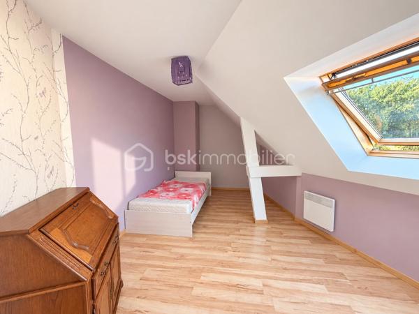 Vous recherchez une maison sur la commune de PORT-BRILLET, une maison de 4 chambres dans laquelle vous n'aurez qu'à défaire vos cartons et profiter ? Lisez la suite j'ai peut-être cela.... 
Située dans un lotissement calme, cette maison de 2008 très bien entretenue par ses propriétaires offre un beau potentiel à ses futurs acquéreurs.
Nous n'aimez pas entrer directement sur la pièce de vie ? Dans cette maison, nous commencerons la visite par une entrée de 4m2 avec placard. 
Le dégagement donne accès au salon-séjour lumineux de 36m2. Pratique, une des baies est à galandage permettant ainsi un accès total à la terrasse sans vis à vis. La cuisine aménagée et équipée est ouverte, elle fait 11m2 et donne accès à la buanderie et au garage. 
Nous poursuivrons la visite du rez-de-chaussée avec un wc séparé et une chambre de 12m2 et une salle d'eau de 5m2. 
Direction ensuite l'étage, une mezzanine de 11m2 pouvant servir de bureau, de coin lecture ou de coin jeux distribue quant à elle, un deuxième wc séparé, une salle de bain de 7m2, une chambre de 12m2, une autre de 13m2. Et la quatrième chambre me direz vous ? Pour la découvrir, il faudra retourner au rez de chaussée... et oui elle est accessible aujourd'hui par la buanderie avec possibilité de créer un accès par l'étage. 
Idéale pou un ado ou encore pour en faire son bureau ou une salle de sport, elle fait 12m2 et un cellier est attenant. 
Toutes les menuiseries sont en double vitrage avec volets roulants et volet solaire sur les velux. 
Le mode de chauffage principal est un poêle à bois et la maison est équipée également d'un plancher chauffant au rez-de-chaussée et radiateurs à l'étage.  La consommation électrique est de 75€/mois. 
La toiture est en ardoises naturelles. L'isolation des combles a été faite en 2024. La taxe foncière est de 900€. Tous les enrobés devant la maison ont été réalisés. 
Coté jardin, vous pourrez profitez en toute tranquillité d'une parcelle de plus de 1000m2 sans aucun vis à vis. La terrasse est équipée d'un store banne électrique. 
Alors, cette maison semble correspondre à plusieurs de vos critères de recherche ? Appelez-moi pour plus de renseignements et peut-être fixer une visite !
Sans oublier que la commune de Port-Brillet propose à ses habitants :  boulangerie, coiffeurs, supérette, opticien, fleuriste, esthéticienne, kiné, médecin, ostéopathe, opticienne, infirmières etc...  mais aussi une école publique maternelle et primaire ainsi qu'un collège. 
Et très pratique, une gare SNCF dessert quotidiennement l'axe Rennes-Paris !