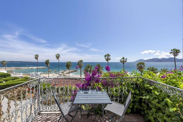 Rare appartement dans immeuble bourgeois, vue mer