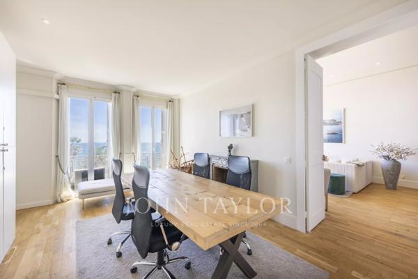 Rare appartement dans immeuble bourgeois, vue mer