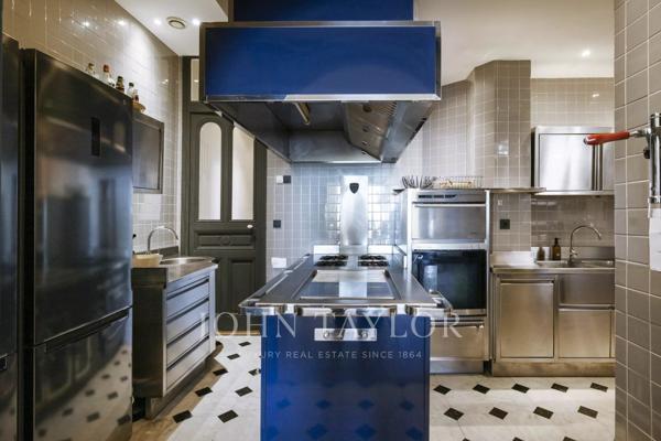Rare appartement dans immeuble bourgeois, vue mer