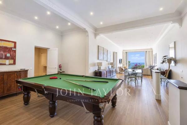 Rare appartement dans immeuble bourgeois, vue mer