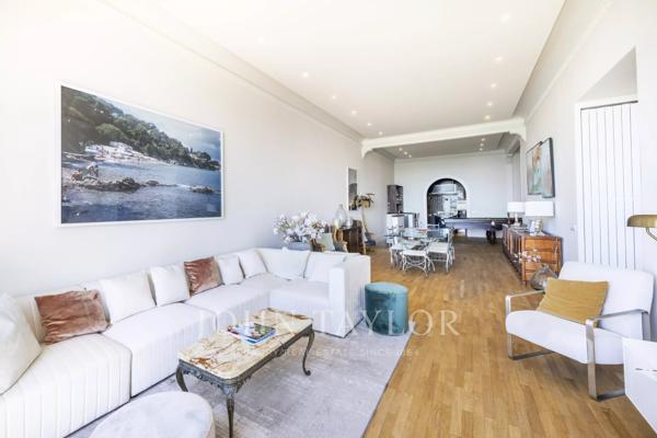 Rare appartement dans immeuble bourgeois, vue mer