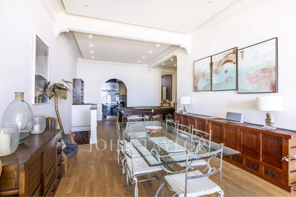 Rare appartement dans immeuble bourgeois, vue mer