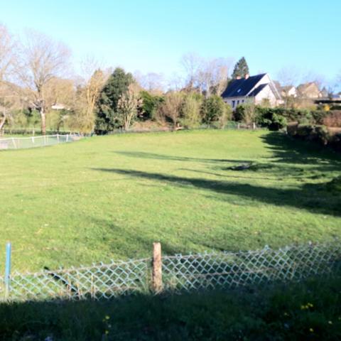 Beau terrain plat de 2080m2 libre de constructeur
