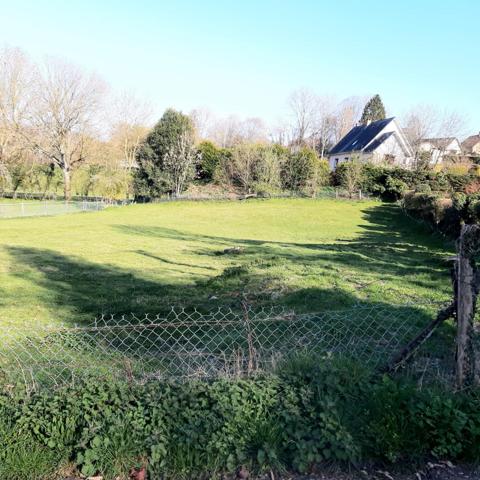 Beau terrain plat de 2080m2 libre de constructeur